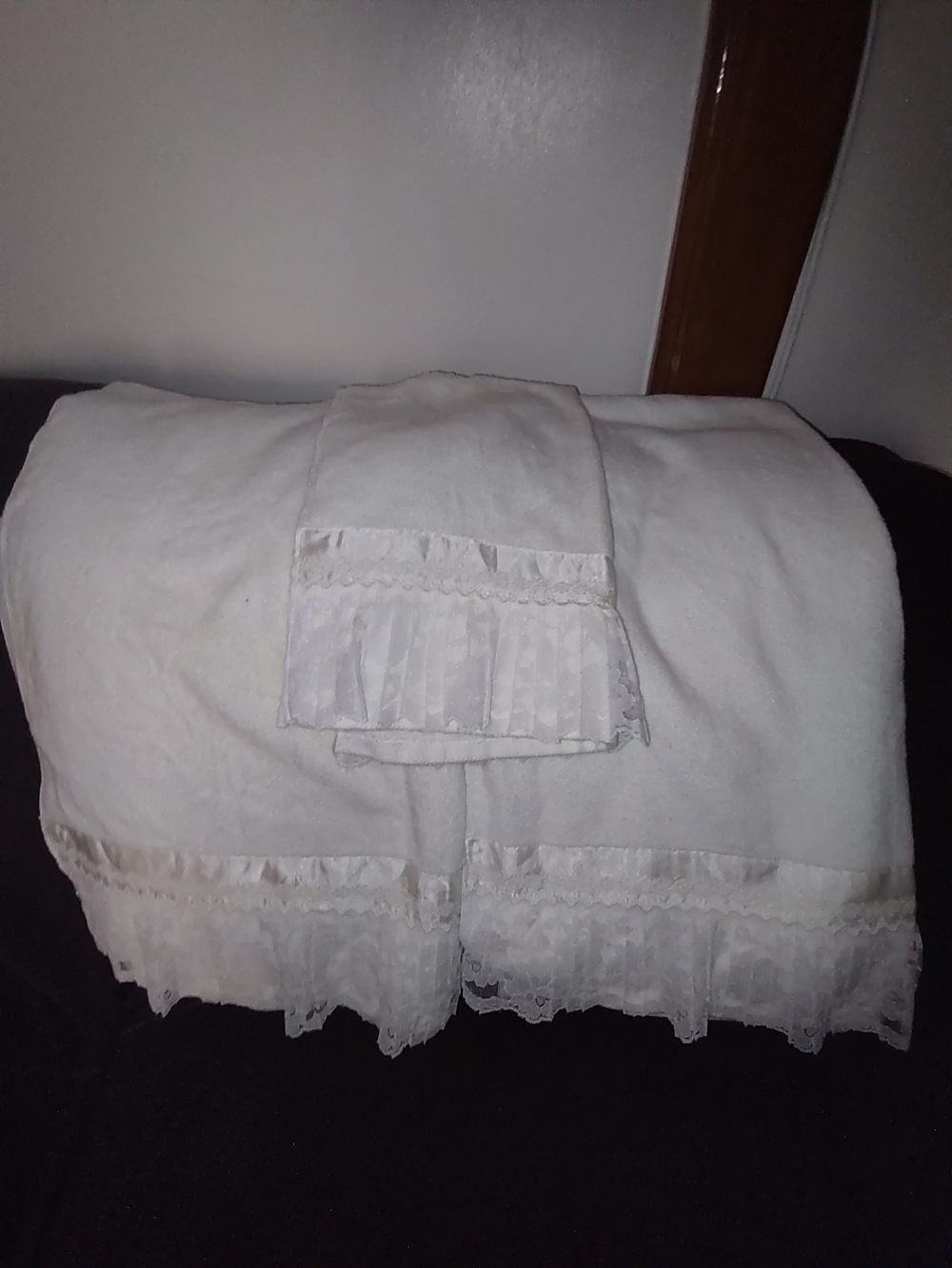 Classic Three Piece White and LacedTowel Set